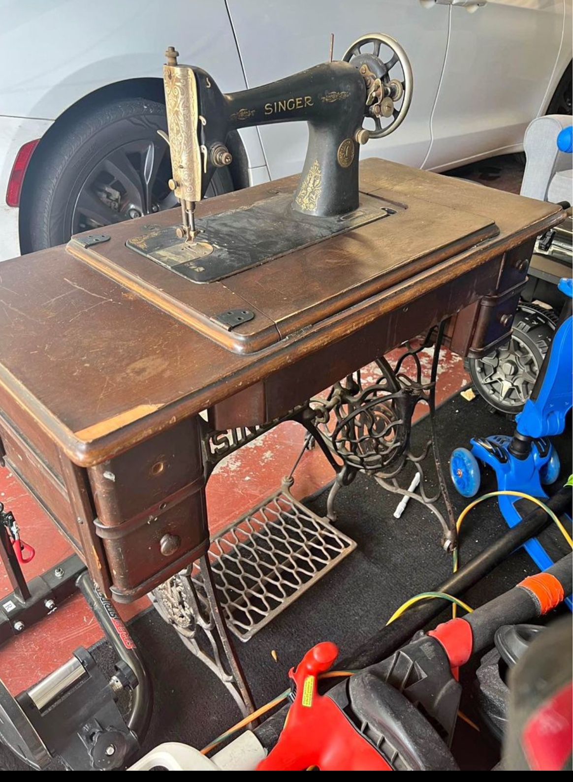 1925 Singer sewing machine w/table  $420 OBO 