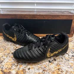 Nike Tiempo Soccer Cleats Size 4 Youth