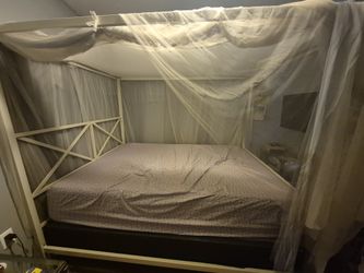Queen Size Canopy Bed