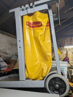 Rubbermaid Cleaning Cart
