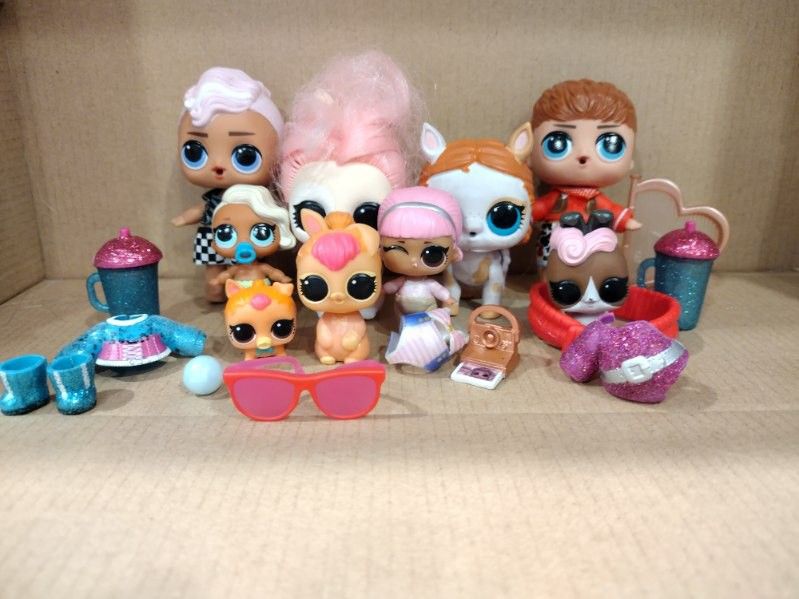 Lot of lol dolls,