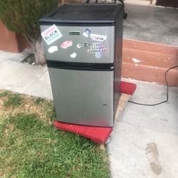 Emerson Mini Fridge With Ice Box