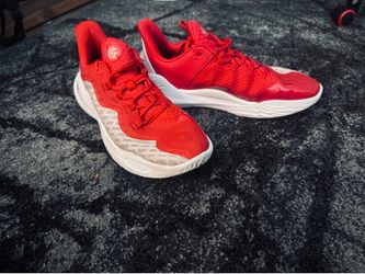 Size 11 Curry Basketball Shoes