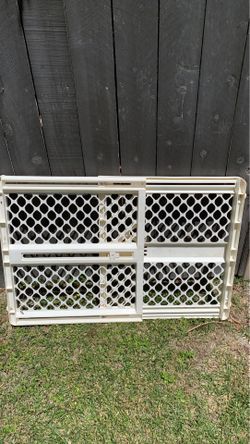 Plastic baby gate fully adjustable 24 to 41 inches