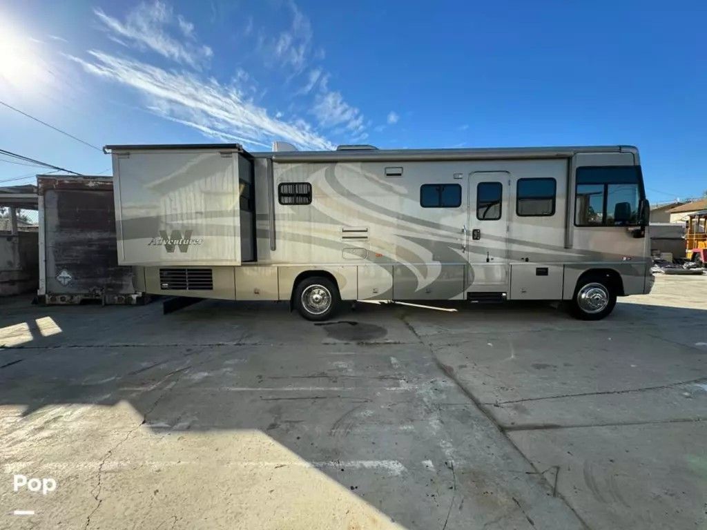 2005 Winnebago Adventurer
