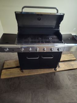 BBQ Char-Broil 6 burner.