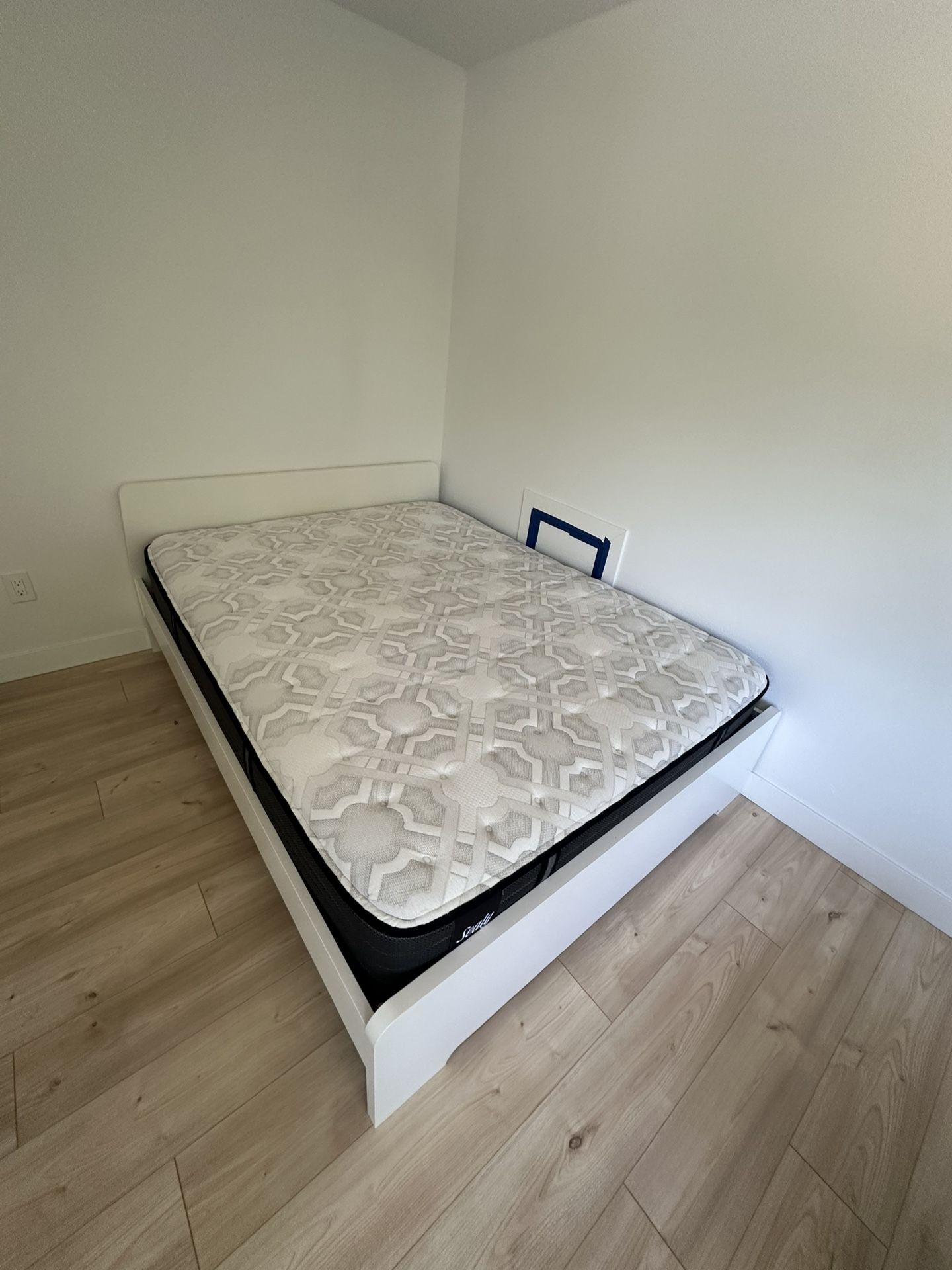 Queen bed: Mattress & Frame
