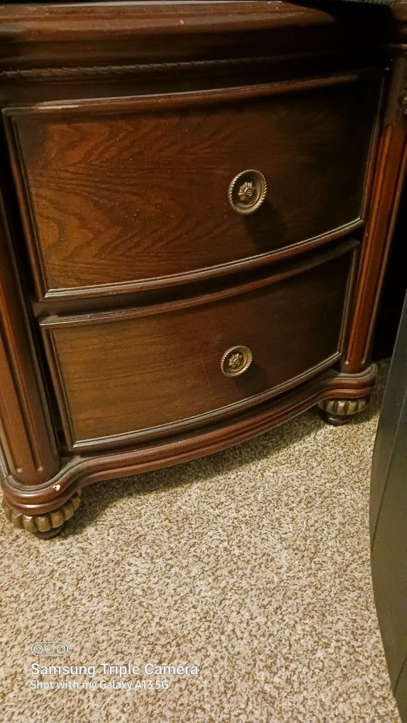 Cherry Wood Queen Sleigh Bed And 2 End Table/dressers