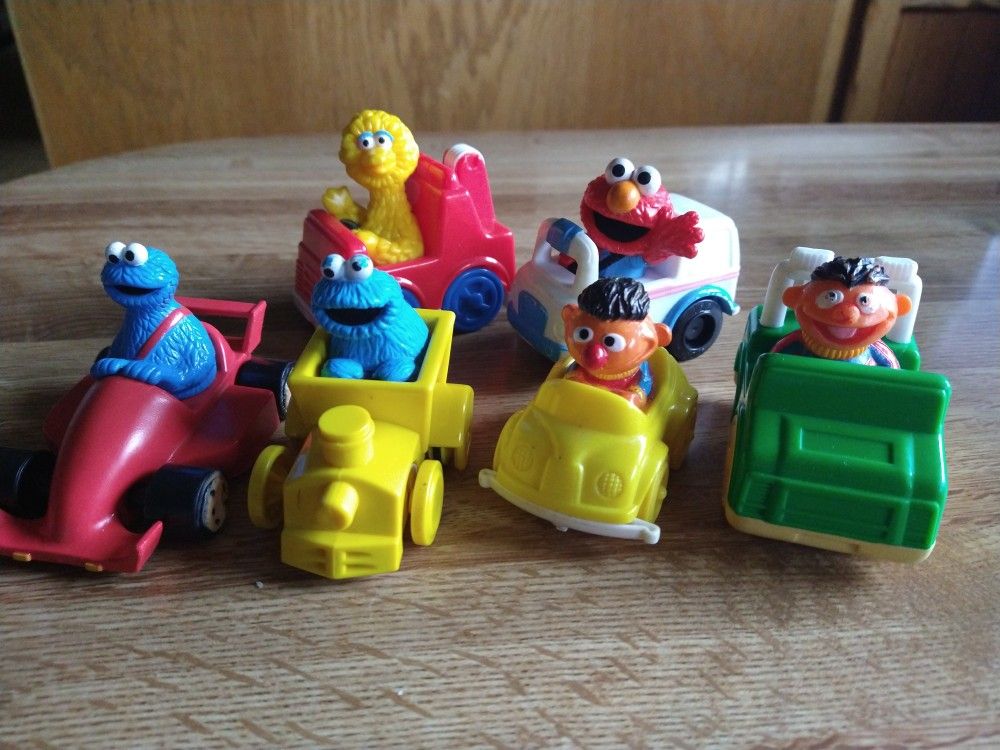 Vintage Sesame Street Figures In Vehicles. (6)