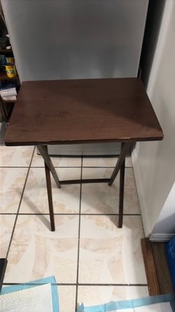 4 small folding tables with its holder