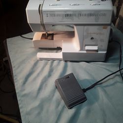 Huskystar Husqvarna Viking H|Class E20 Sewing Machine. Works as should. Missing Accessories Compartment.