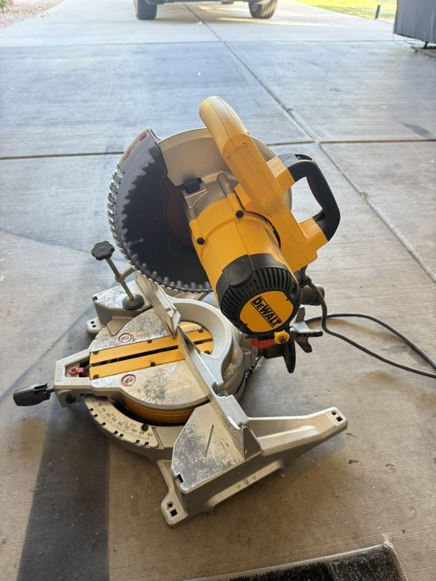 DEWALT miter Saw 10”