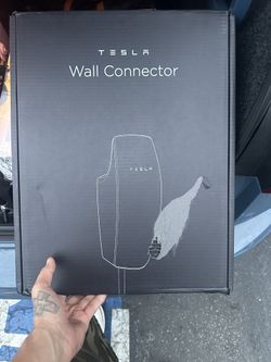 TESLA WALL CONNECTOR