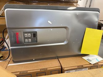 New Rinnai High Efficiency Non-Condensing 9.8 GPM Residential 199,000 BTU Interior Natural Gas Tankless Water Heater ** with a ding***