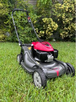 HONDA HRX-217 /200cc  LAWNMOWER IS SELF PROPELLED. TWIN BLADE . XENOY DECK NEVER GER RUST, DENT or CORRODE Incredibly strong.. . . working perfectly ,