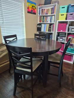 Round High Top Table w/4 chairs Used