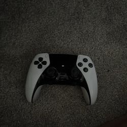 Dual sense edge comes with the case