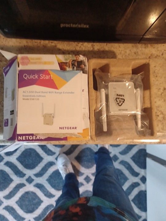NETGEAR WIFI RANGE EXTENDER. NEW IN BOX