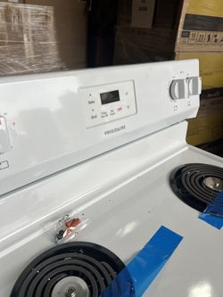 Frigidaire 30-in 4 Elements 5.3-cu ft Freestanding Electric Range (White) FCRC3012AW