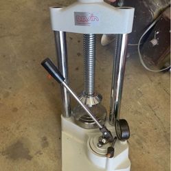 Nevin Hydraulic Flask Press
