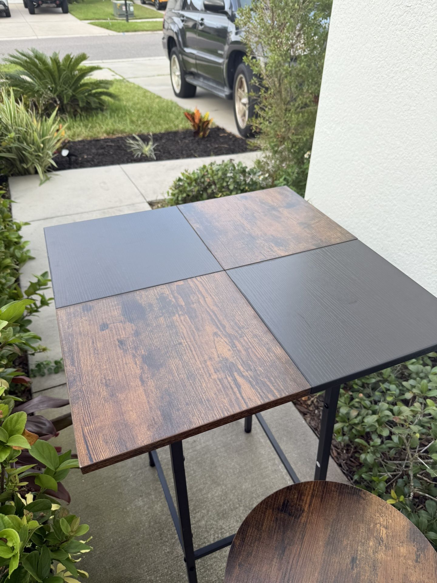Bar table and 2 stools 
