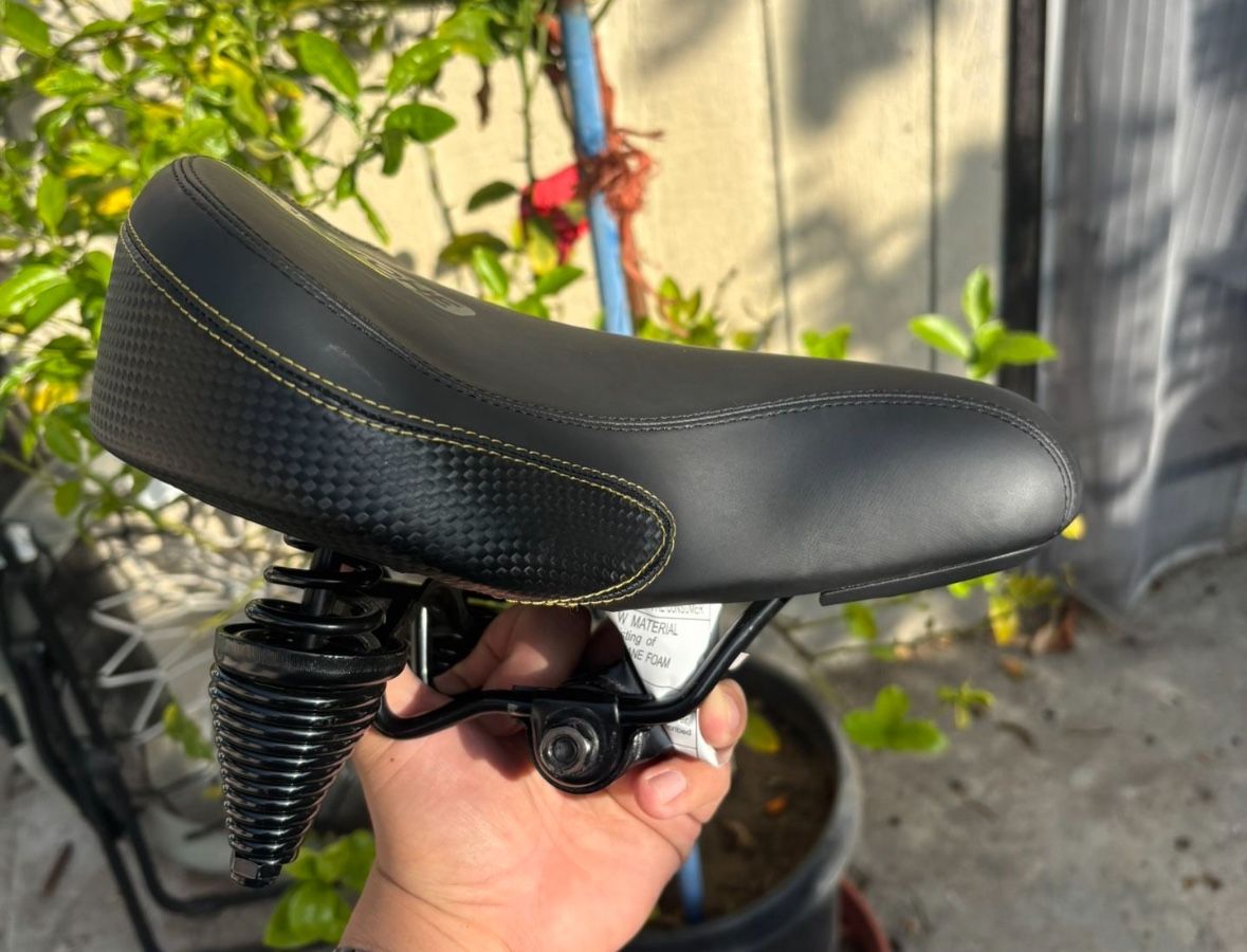 π΄ββοΈ Wide Comfort Bike Seat β Like New! Just $15 (Delivery Available!)