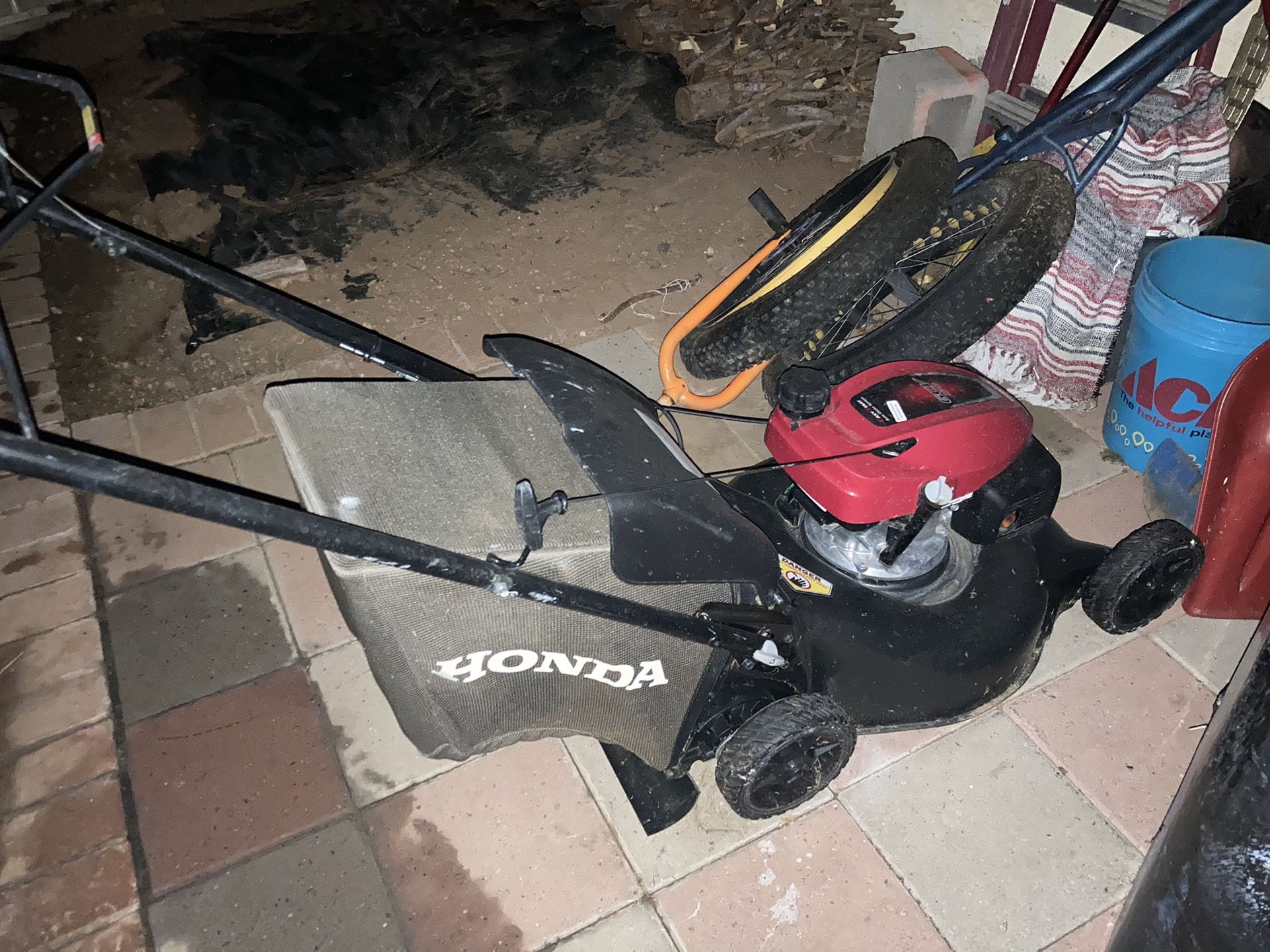 Honda HRN WalkBehind SelfPropelled Lawn Mower with Twin Blade System