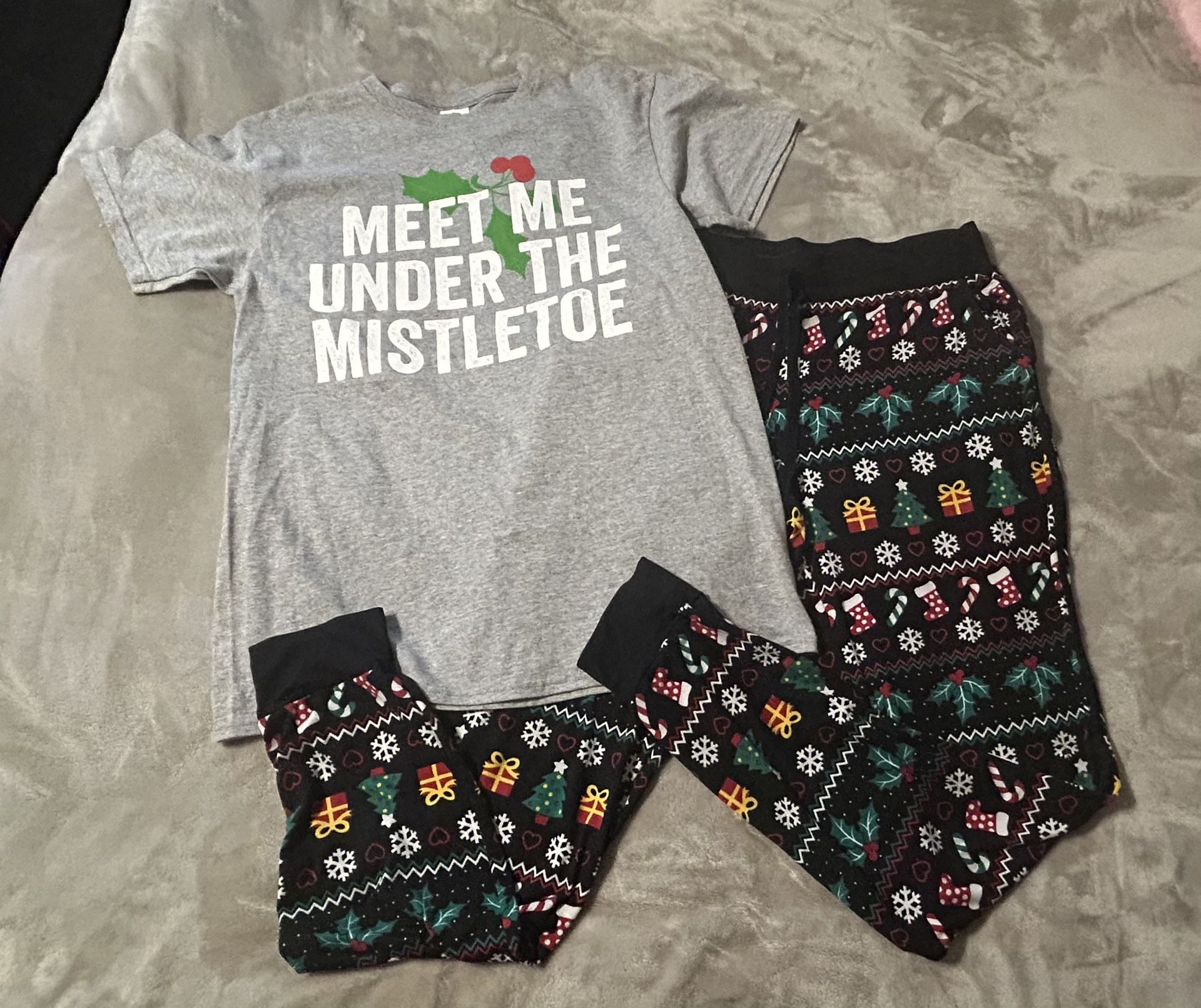 “Meet Me Under the Mistletoe” Christmas Holiday Tshirt and Lounge Pants Adult size Medium