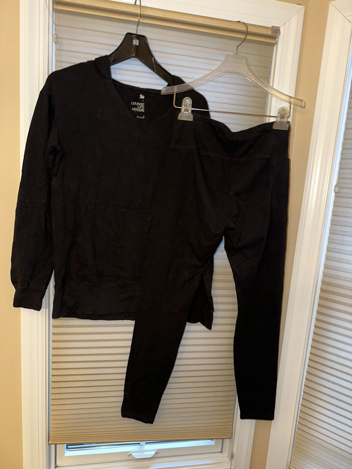 Hollister Skinny Yoga Pant & Black so Hoodie