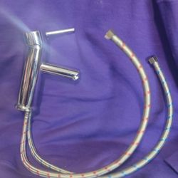 Single-handle bathroom faucet