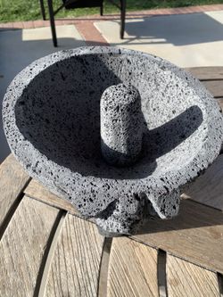 Molcajete de piedra volcánica de 9”