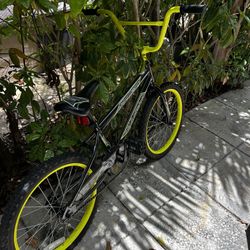 HUFFY Kids Neon Yellow And Black Rock It Bike 20 In 🚴‍♂️🚵🚵‍♀️😊Like New 