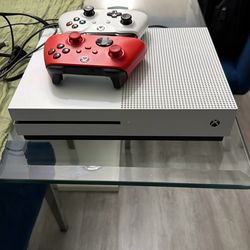 Xbox One S 1TB + 2 Controllers (Great Condition)