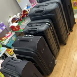 5 Black Spinner Suitcases – Various Sizes (Gently Used)