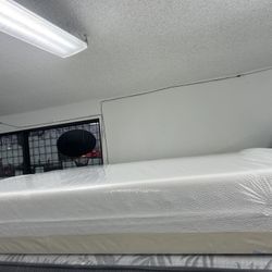 KING SIZE TEMPURPEDIC CLOUD MATTRESS & BOX SPRINGS BED SET