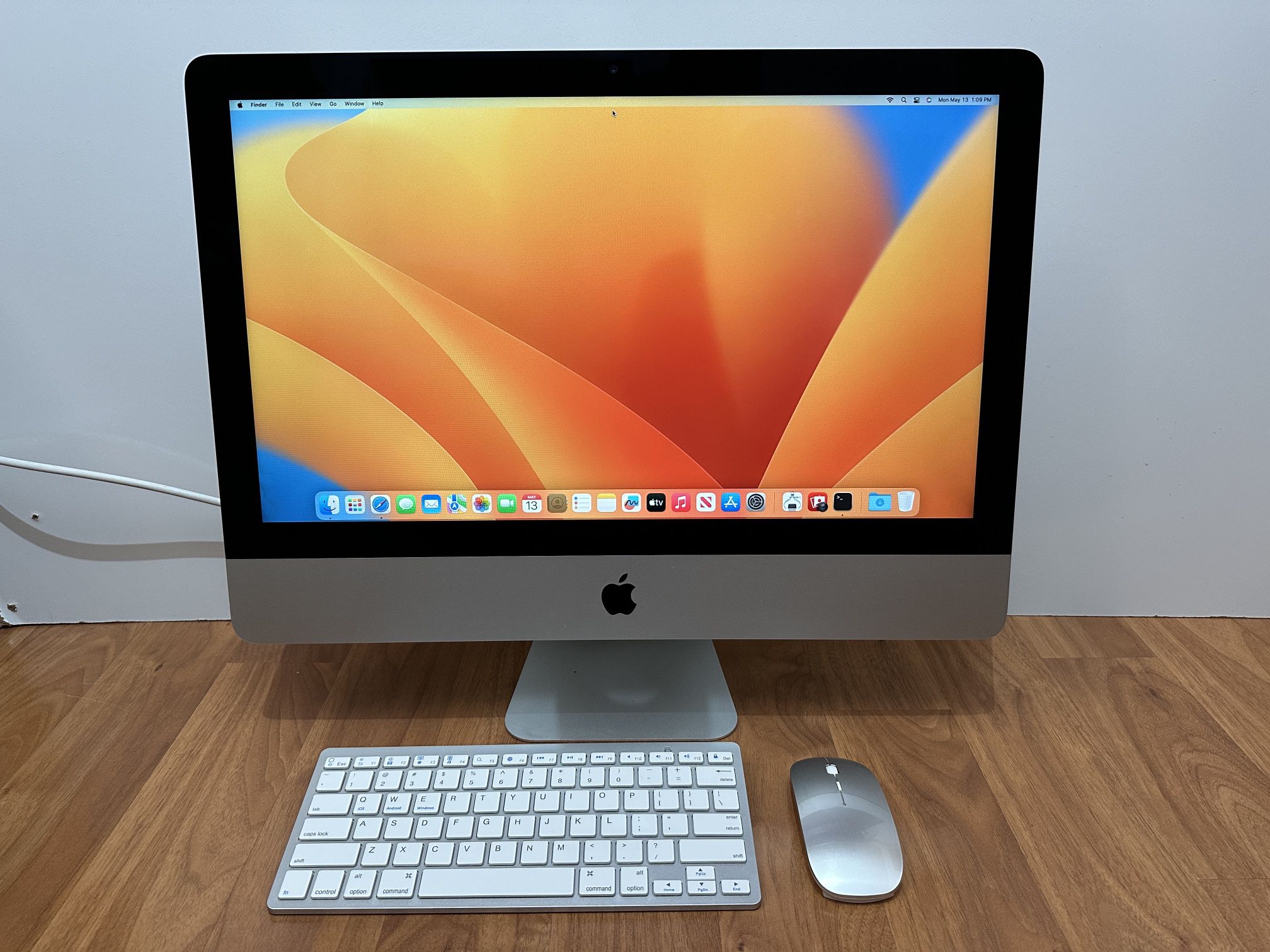 Apple iMac 21.5" All In One Desktop MMQA2LL/A 2017 2.3GHz 8GB 1TB