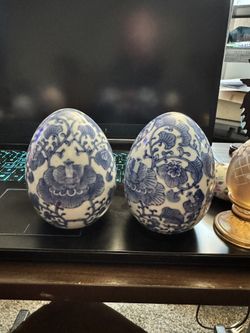 Decorative porcelain eggs