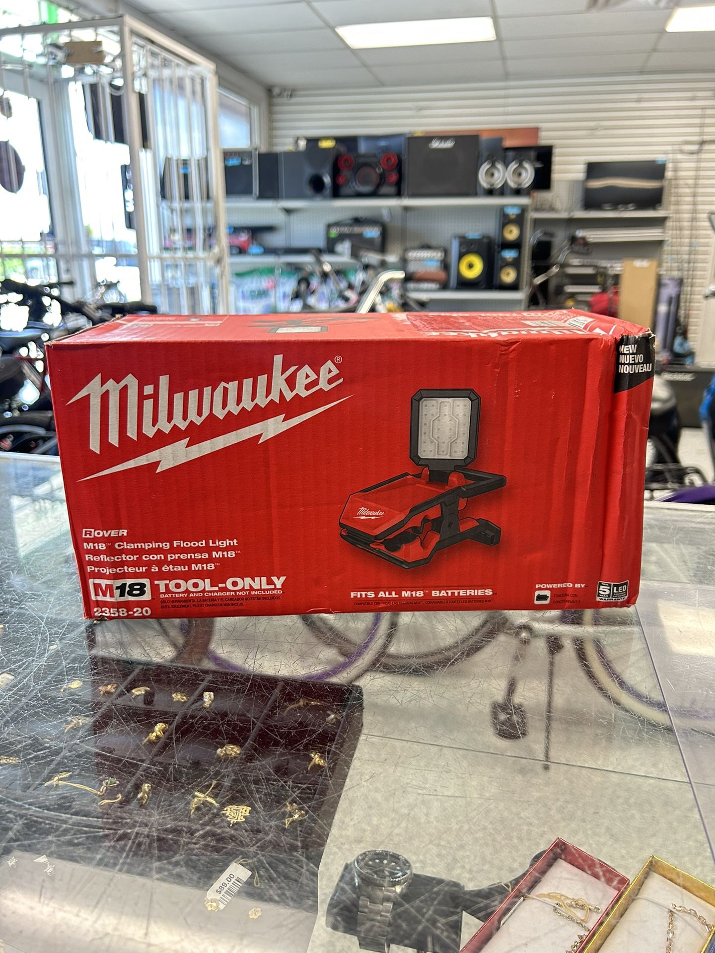 Milwaukee M18 ROVER Clamping Flood Light 2000 Lumens