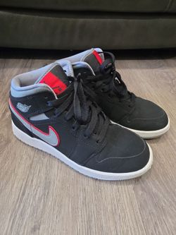 Jordan 1 mid Size 4Y
