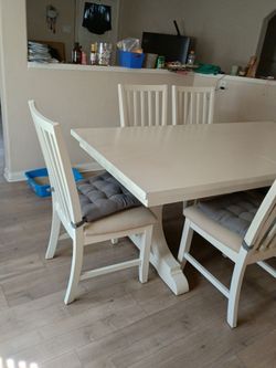 Comedor Meza grande 6 sillas en muy buen estado casi no lo usamos hace 3 años lo compre
