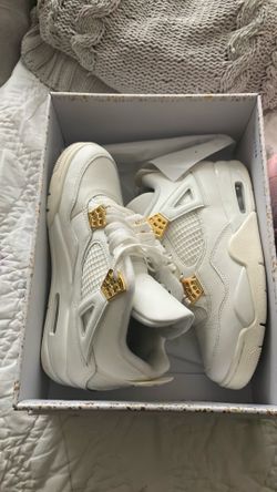 Jordan 4’s white and gold 8 1/2 women