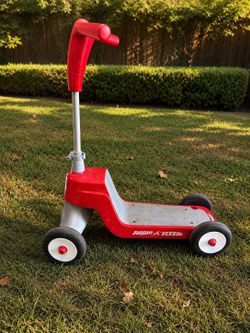 Radio Flyer Scoot 2 Scooter - Red: Steel & Plastic, Ages 1-4
