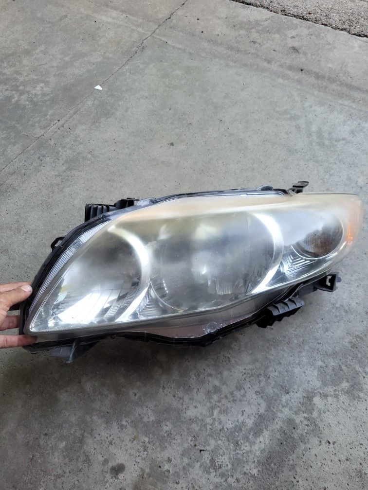 09 Corolla Right Headlight