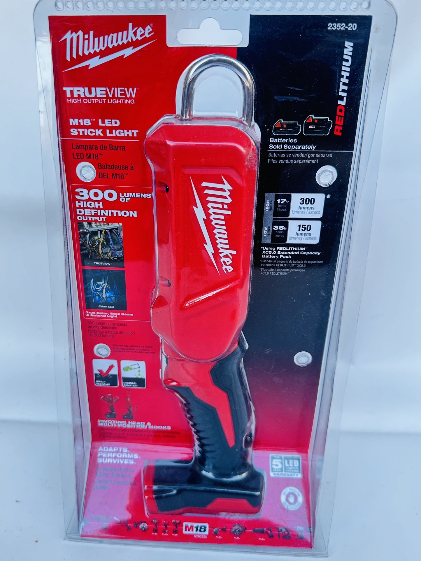 Milwaukee REDLIT HIUM 2352-20 TRUEVIEW HIGH OUTPUT LIGHTING M18™ LED STICK LIGHT Lampara de Barra LED M18 Baladeuse à DEL M18™ 300 MENS HIGH DEFINITIO