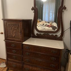 Dresser With Mirror And 2 Matching end tables. 