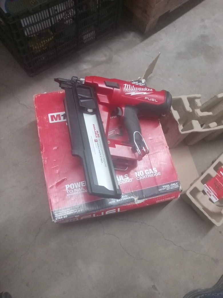 Milwaukee M18 NAIL GUN