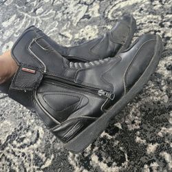 $40 Mens Size 11 Boots 