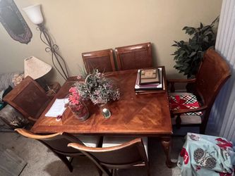 Dining table with 6 chairs made of fine wood