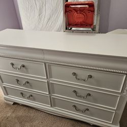 White, 6 Drawer Dresser