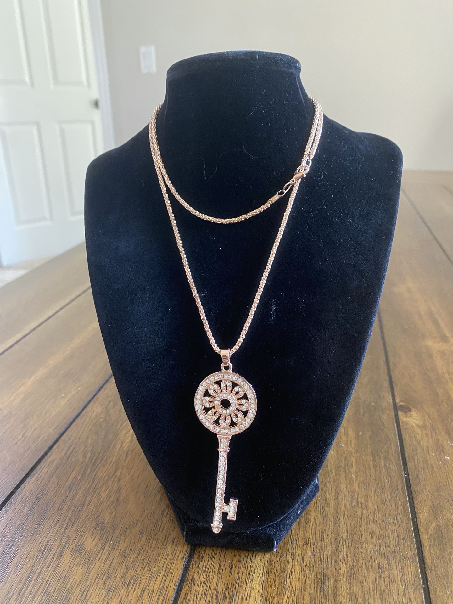 NWOT Elegant Rose Gold Key Pendant Necklace